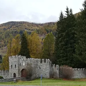 Un Nido Nella Torre Del Castello Italia